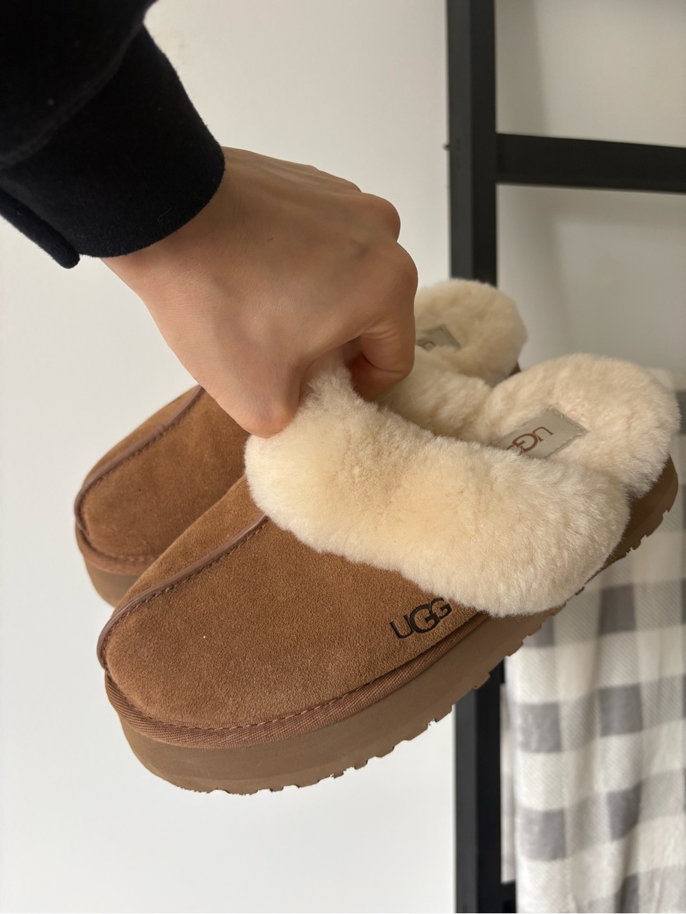 UGG Women's 7 US Chestnut Shearling Slippers